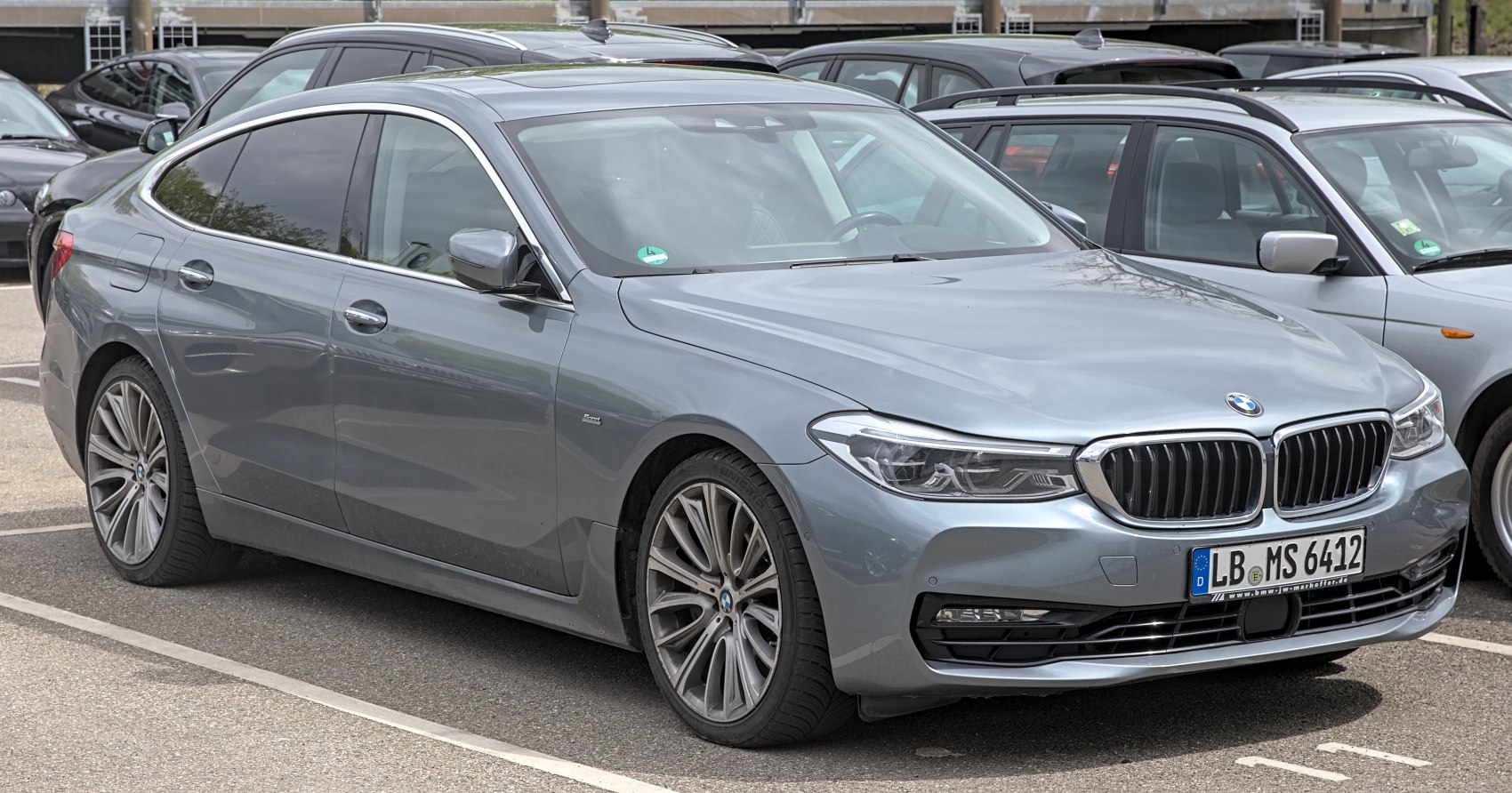 Front-side profile with kidney grille and alloy wheels