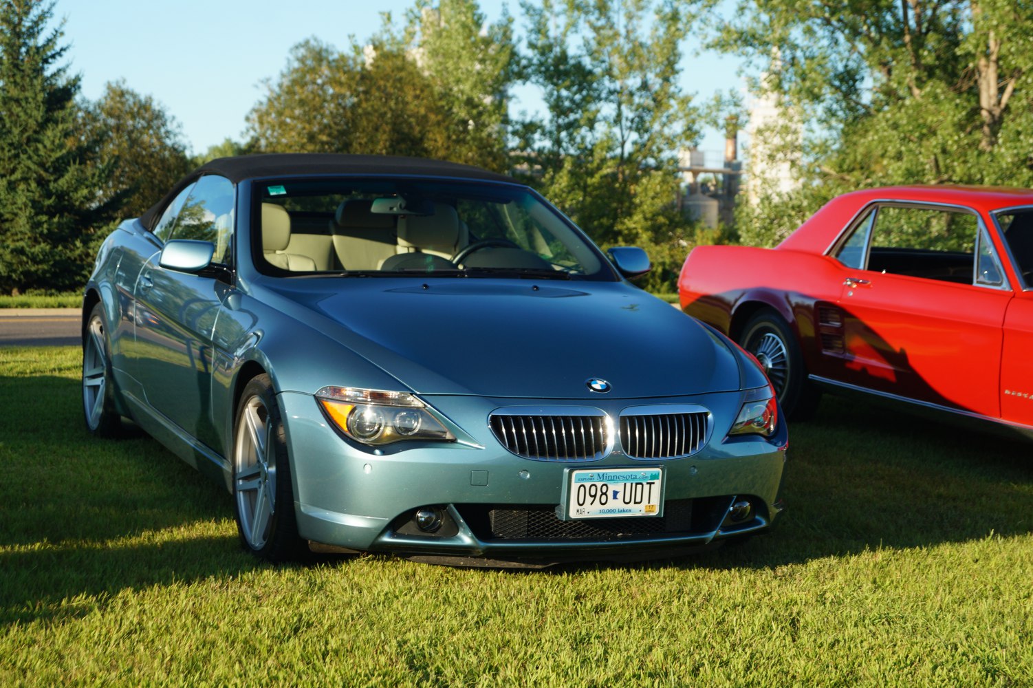 Front view of convertible with closed soft top and kidney grille