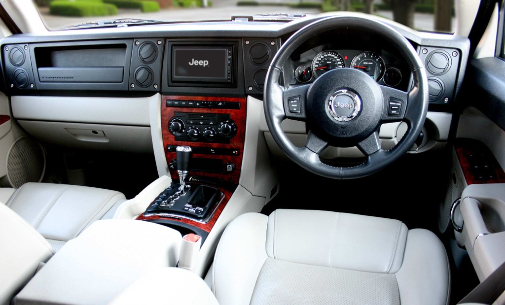 Dashboard, steering wheel, center console with gear shift
