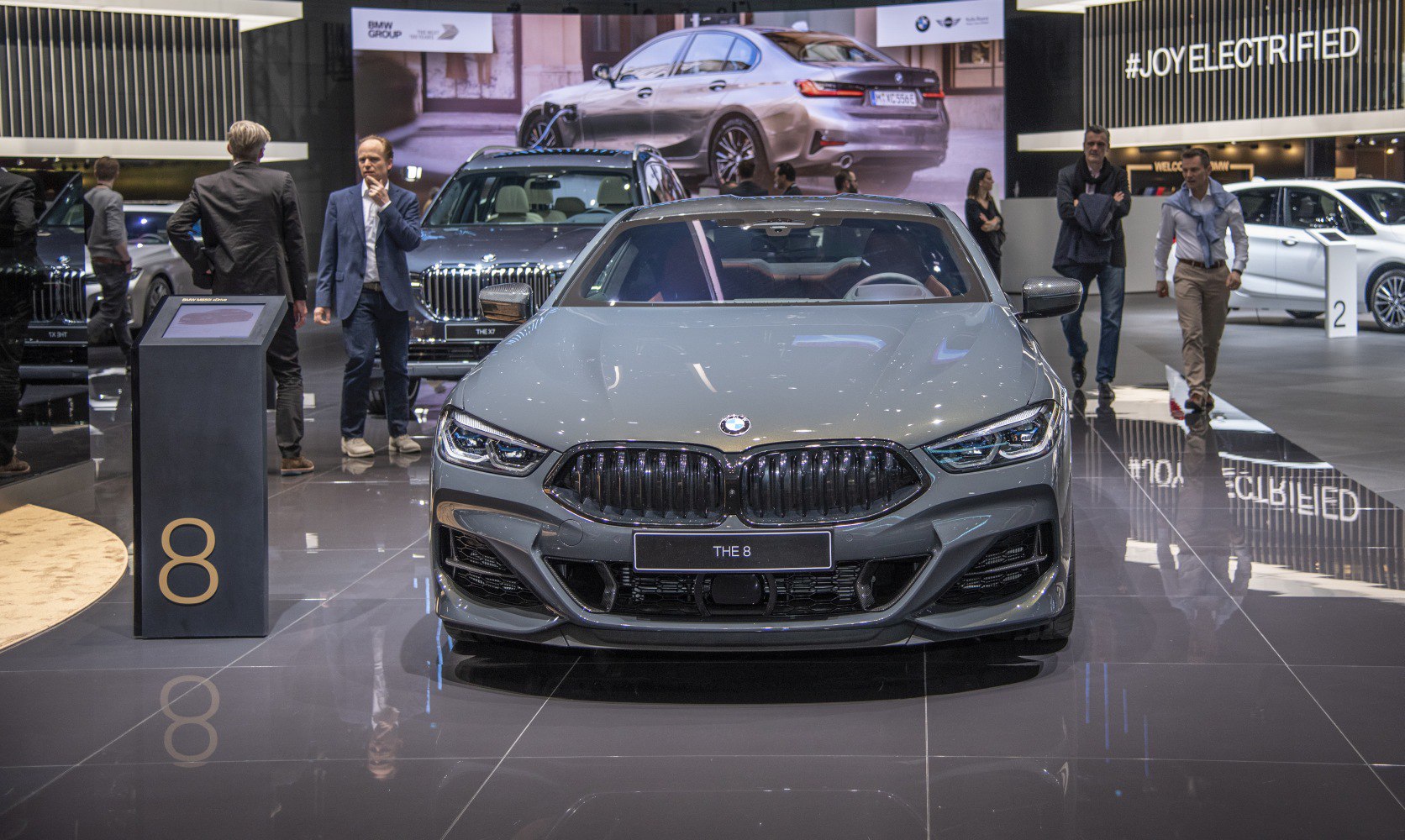 Front view with kidney grille and LED headlights