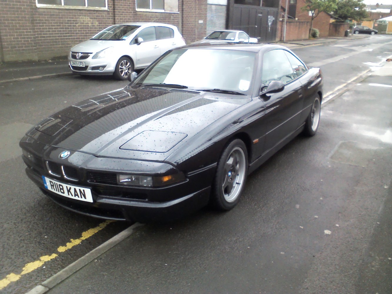 Classic coupe with pop-up headlights and alloy wheels