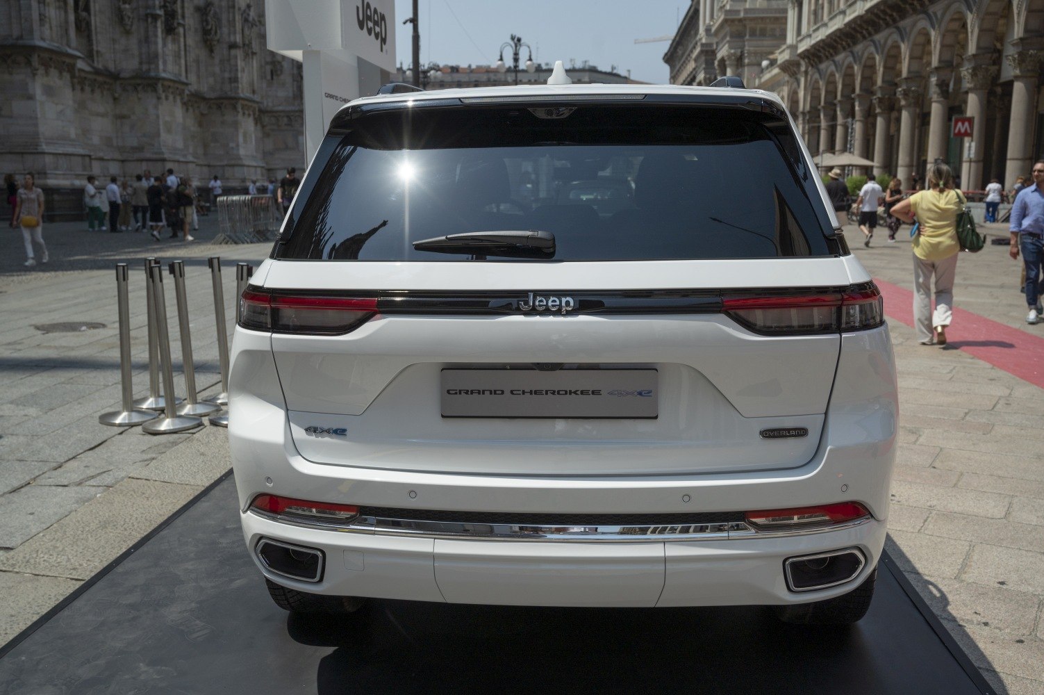 Jeep Grand Cherokee rear with 4xE and Overland badges, dual exhaust, and sleek tail lights