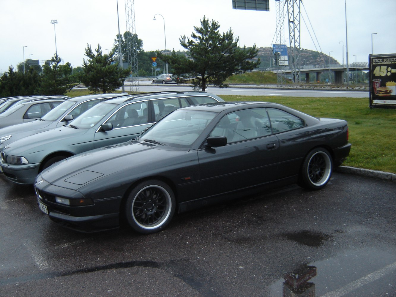 Two-door coupé with pop-up headlights and sporty multi-spoke wheels