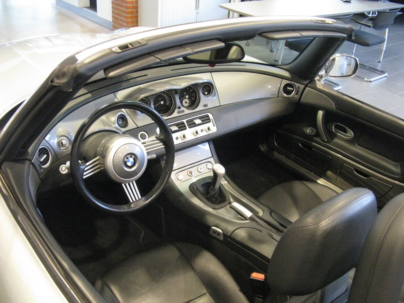 Convertible interior with classic dashboard and manual gear shift