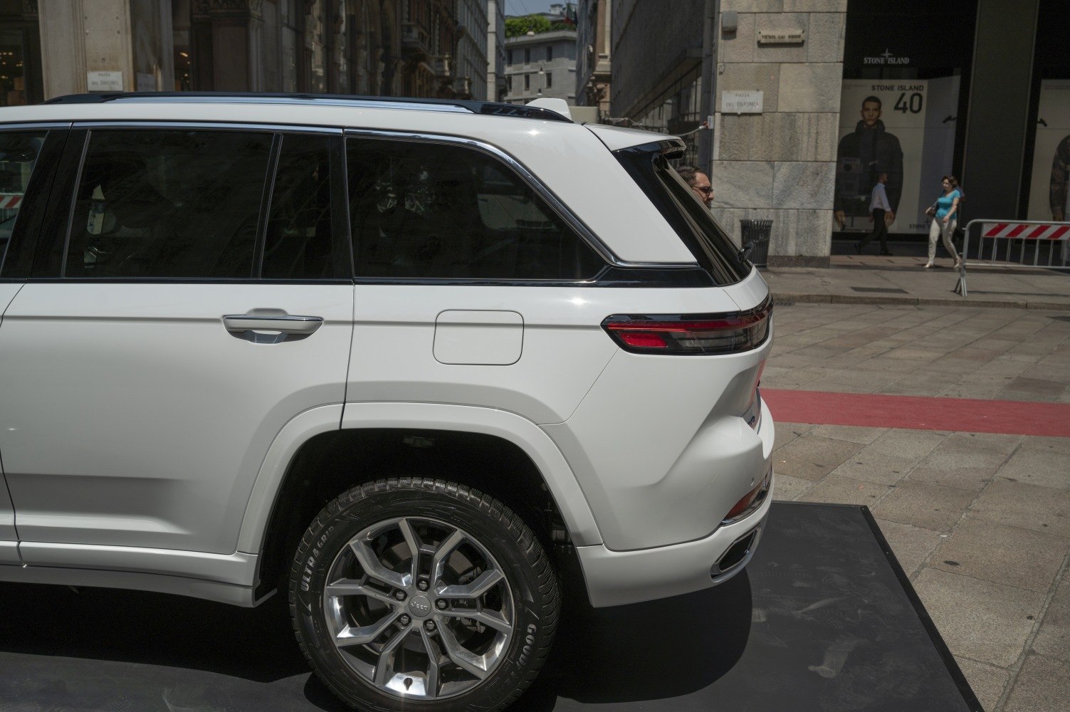 Rear side section with alloy wheel and taillight design