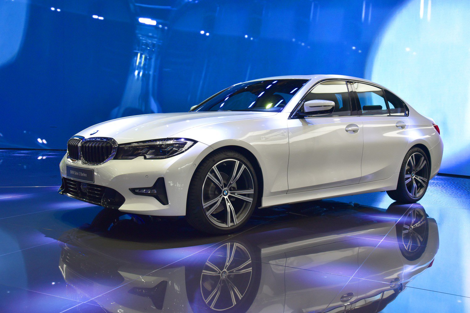 Front and side exterior view with grille and alloy wheels