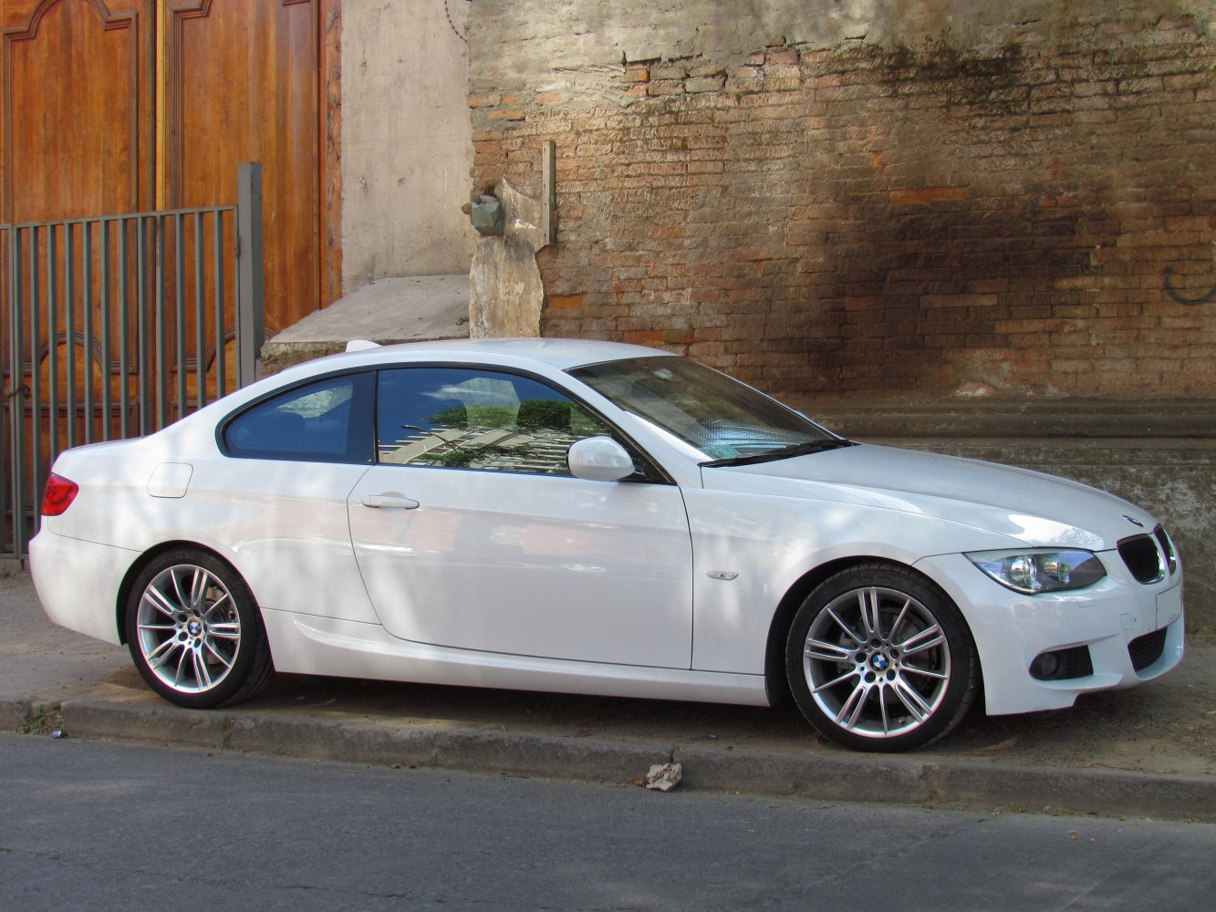 Side profile of a two-door coupe with multi-spoke alloy wheels