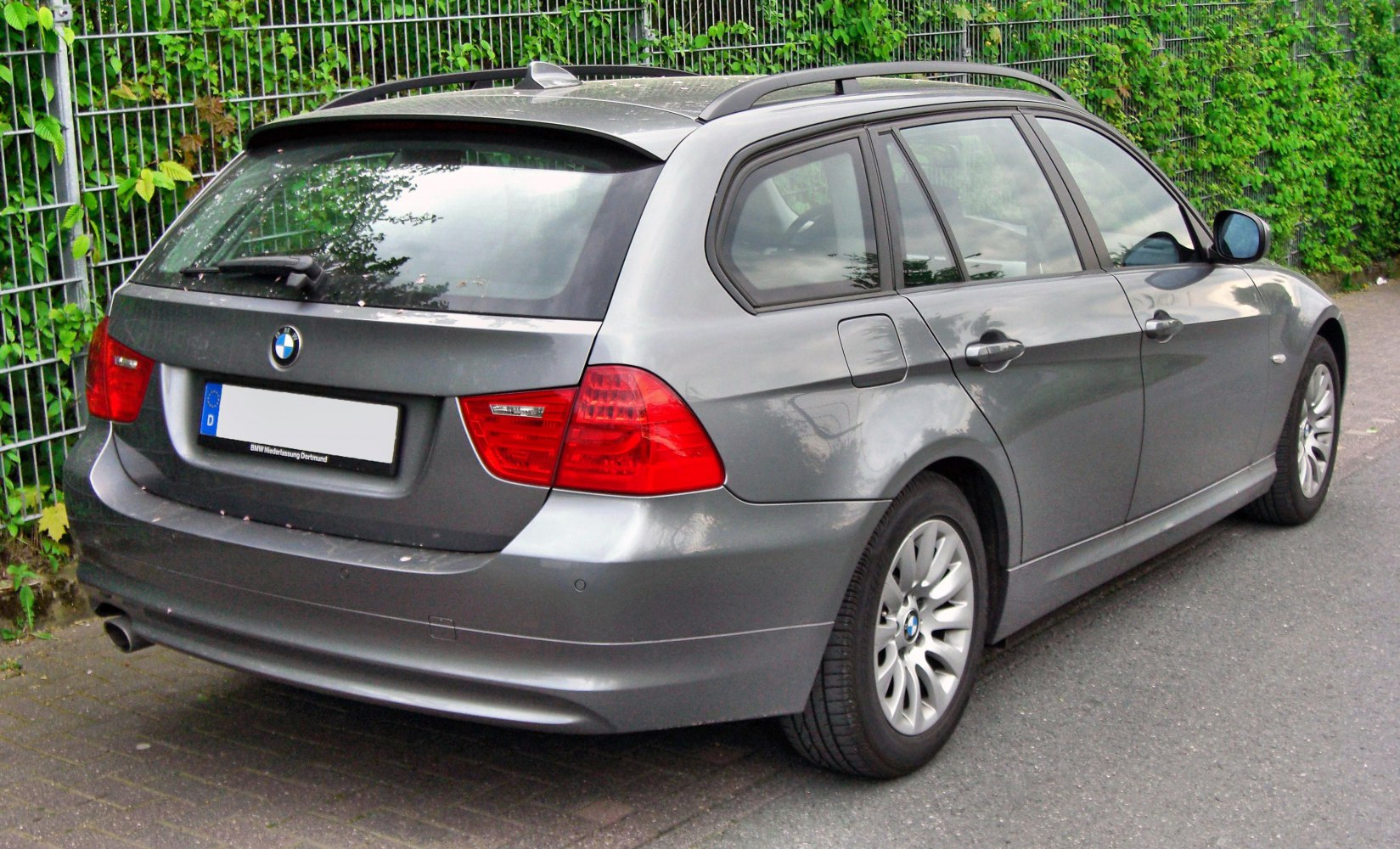 Rear view of estate wagon with roof rails and taillights