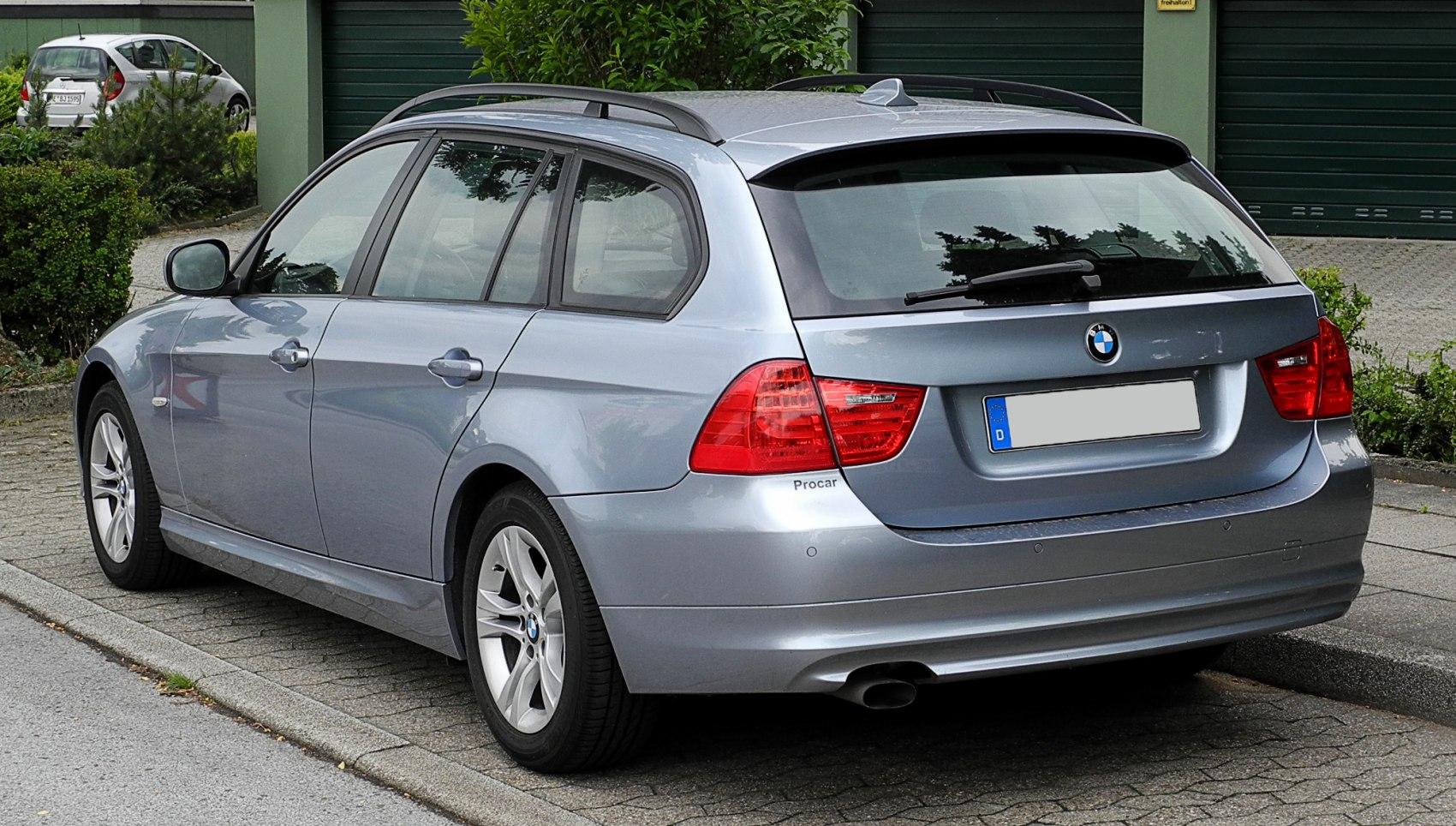 Rear side view of silver estate with roof rails and rear wiper