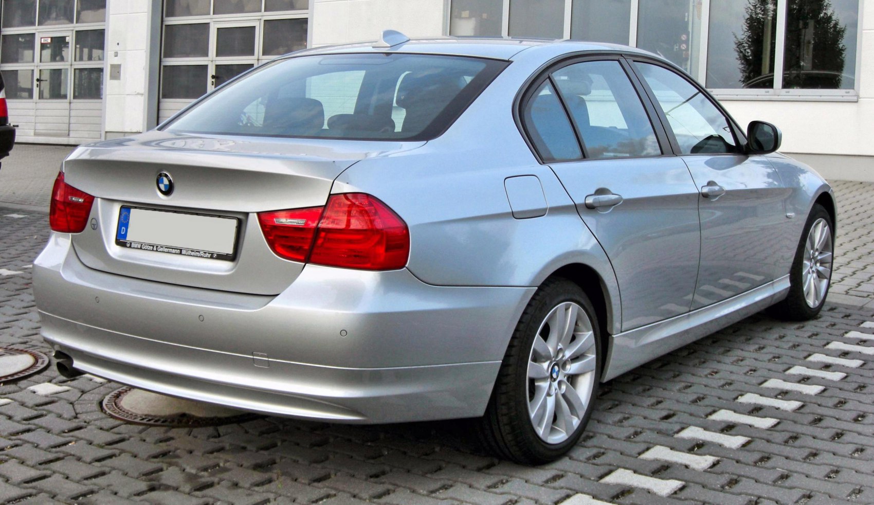 Rear side profile with taillights, alloy wheels, and rear bumper