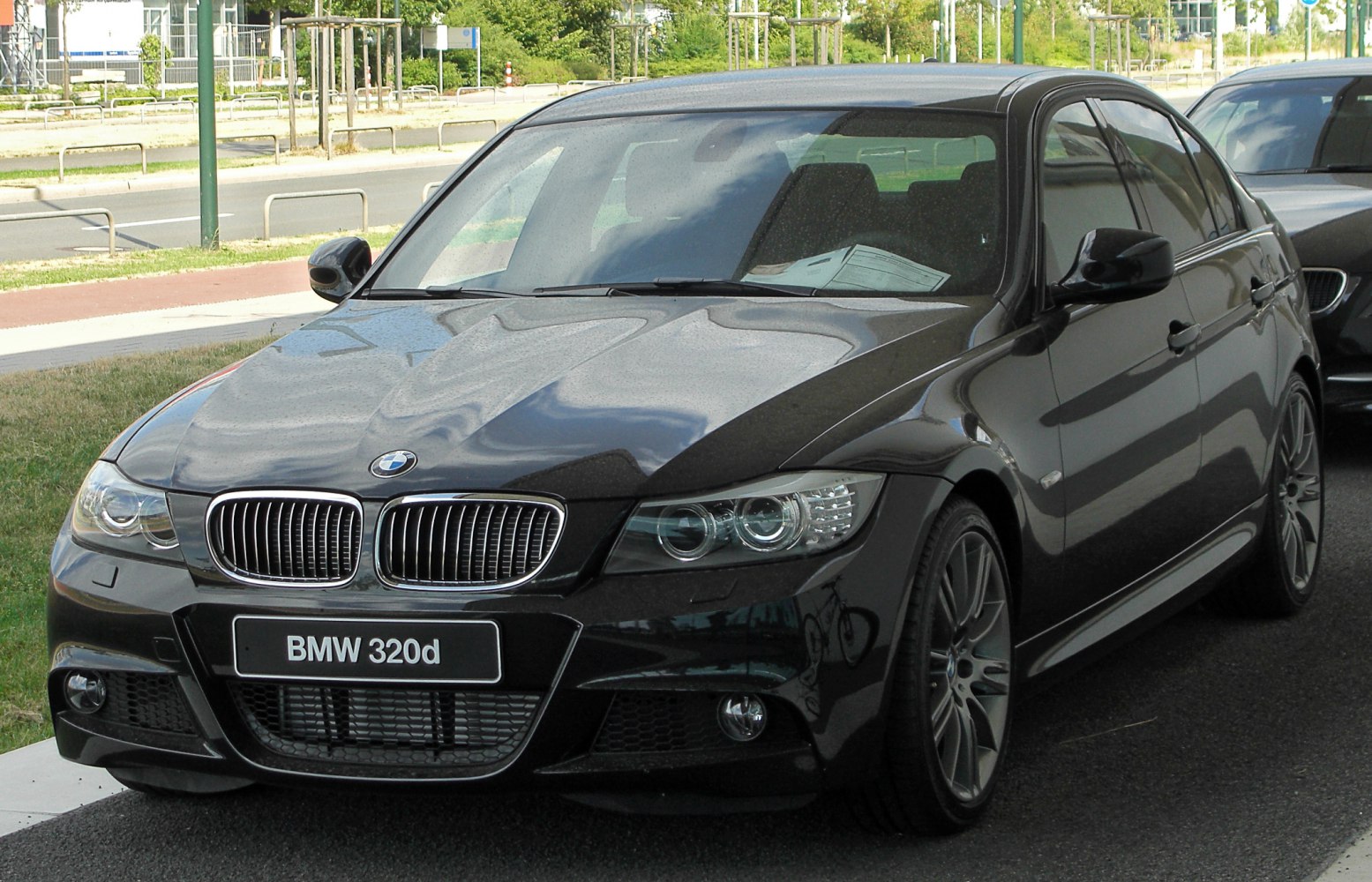 Front view with kidney grille and dual projecting headlights