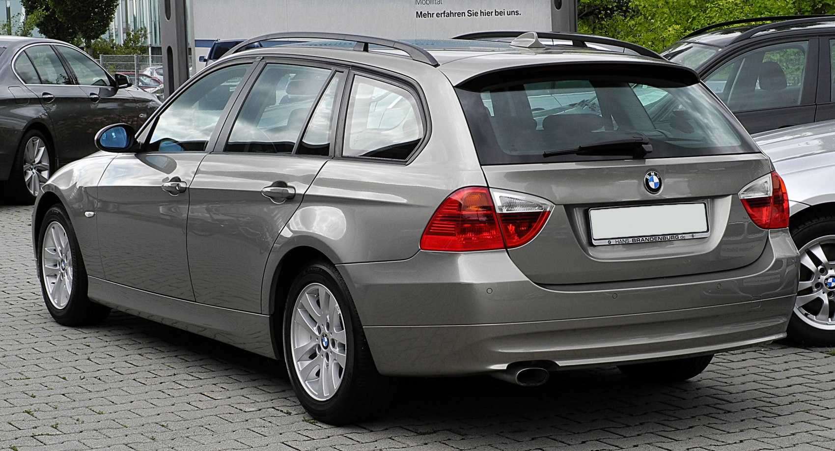 Rear view and roof rails of a station wagon