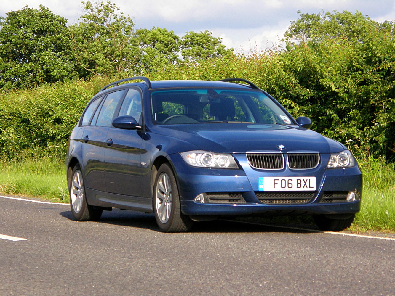 Front and side view of a modern station wagon with roof rails.