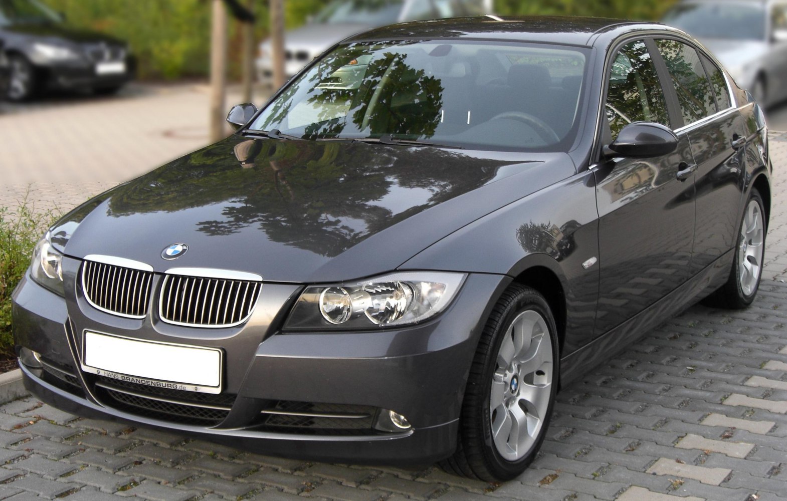 Front view with kidney grille and headlights
