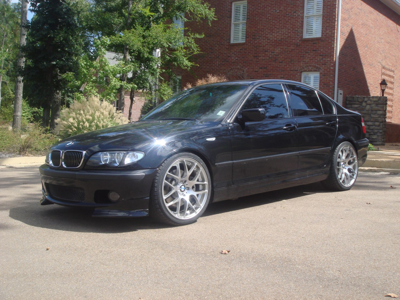 Facelift sedan with custom silver alloy wheels and tinted windows