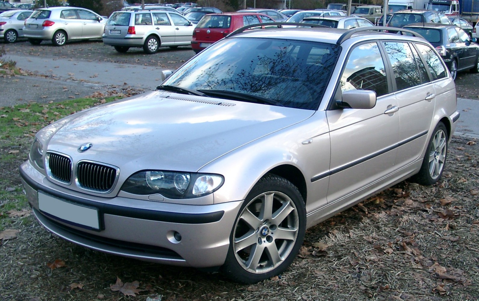 Front and side view of a silver station wagon with alloy wheels