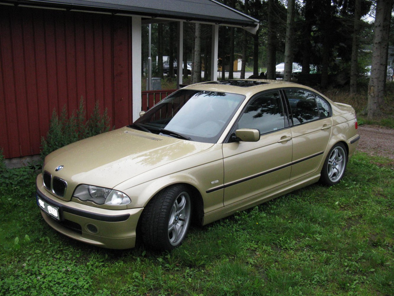 Front-side view of classic sedan with beige paint and alloy wheels