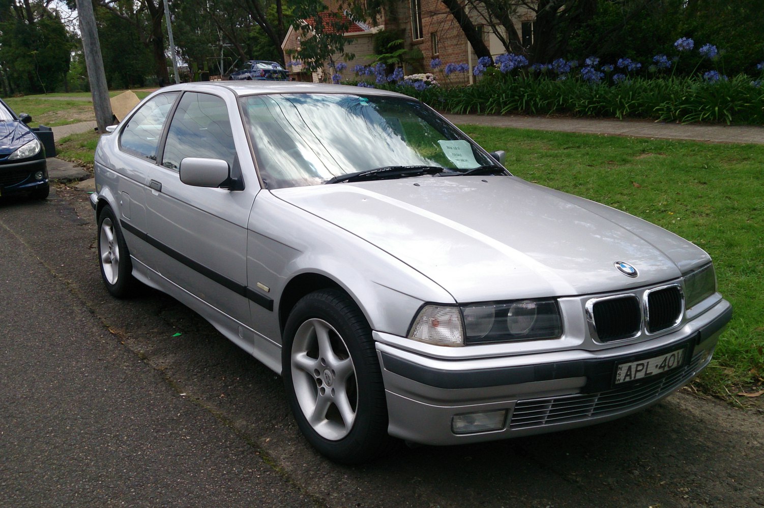 Front side profile with kidney grille and alloy wheels