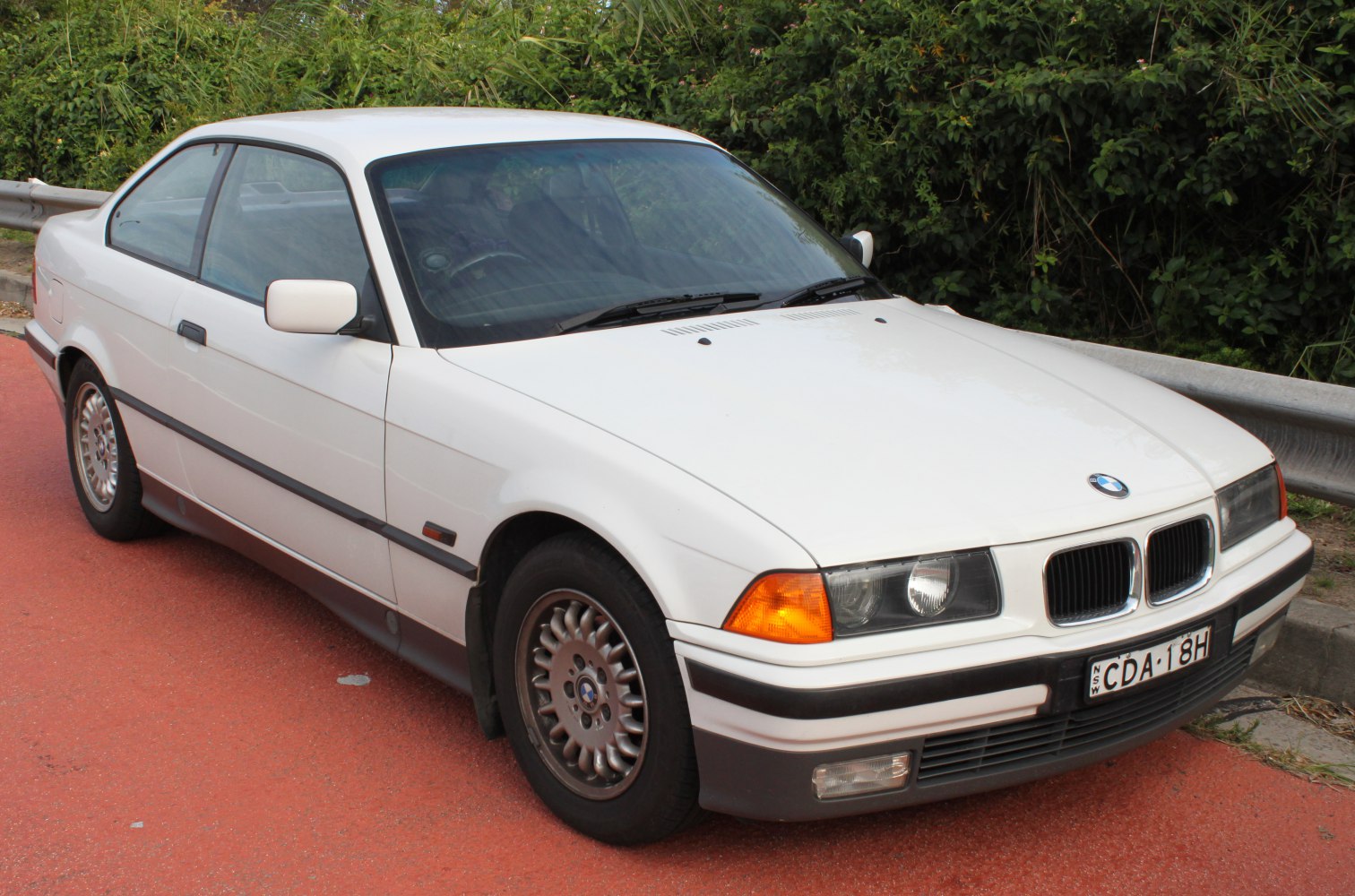 Front side view of classic coupe with dual headlamps.