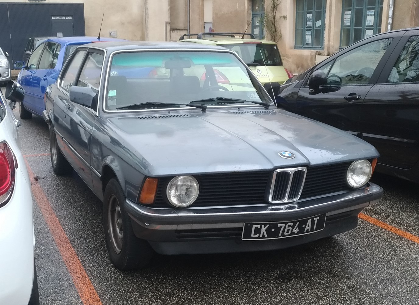 Front view with kidney grille and round headlights