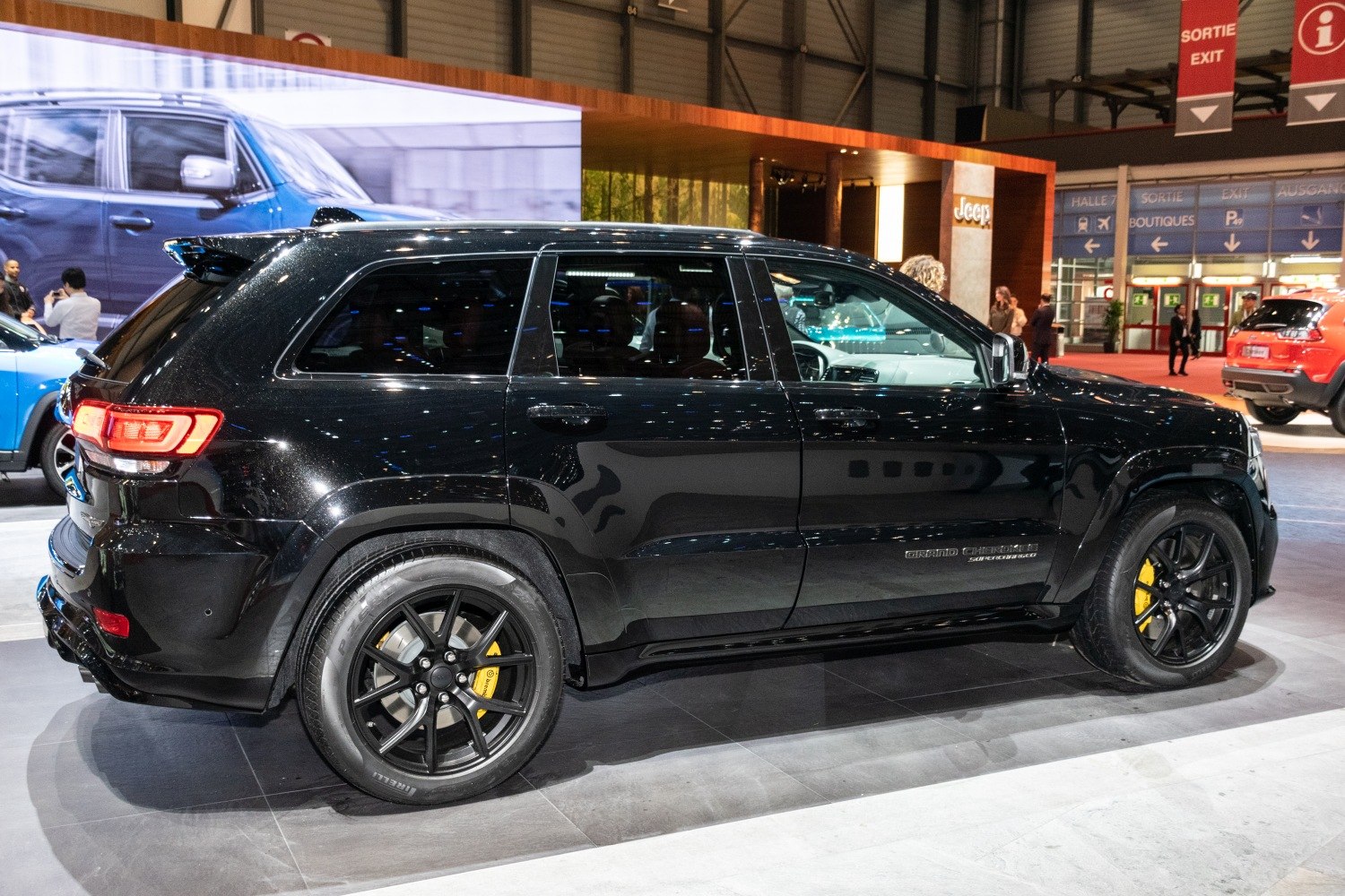 Black SUV side profile with sporty wheels and yellow brake calipers