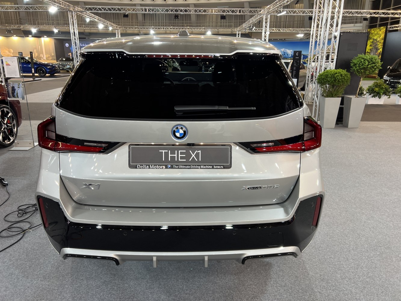 Rear view with modern taillights and xDrive35e badge