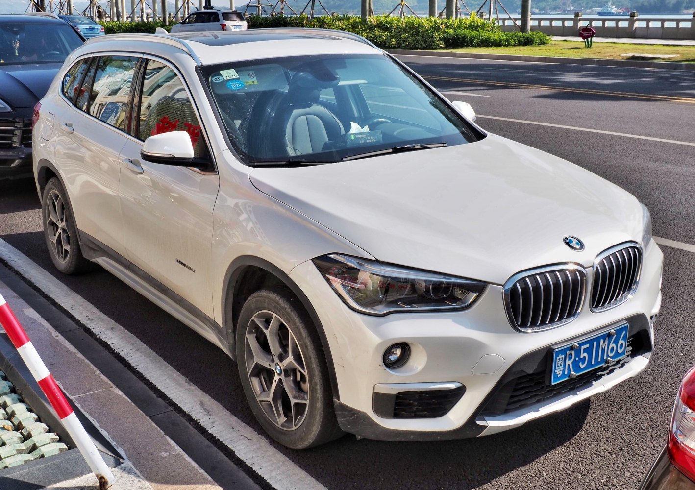 Front-side view of SUV with distinctive grille, headlights, alloy wheels