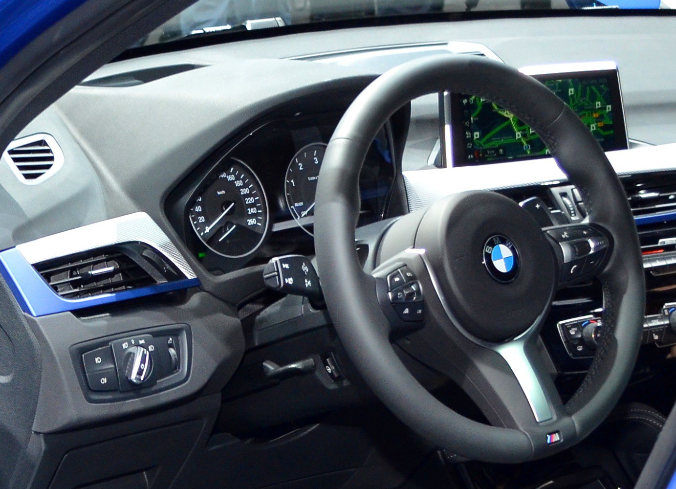Steering wheel and instrument cluster with infotainment screen