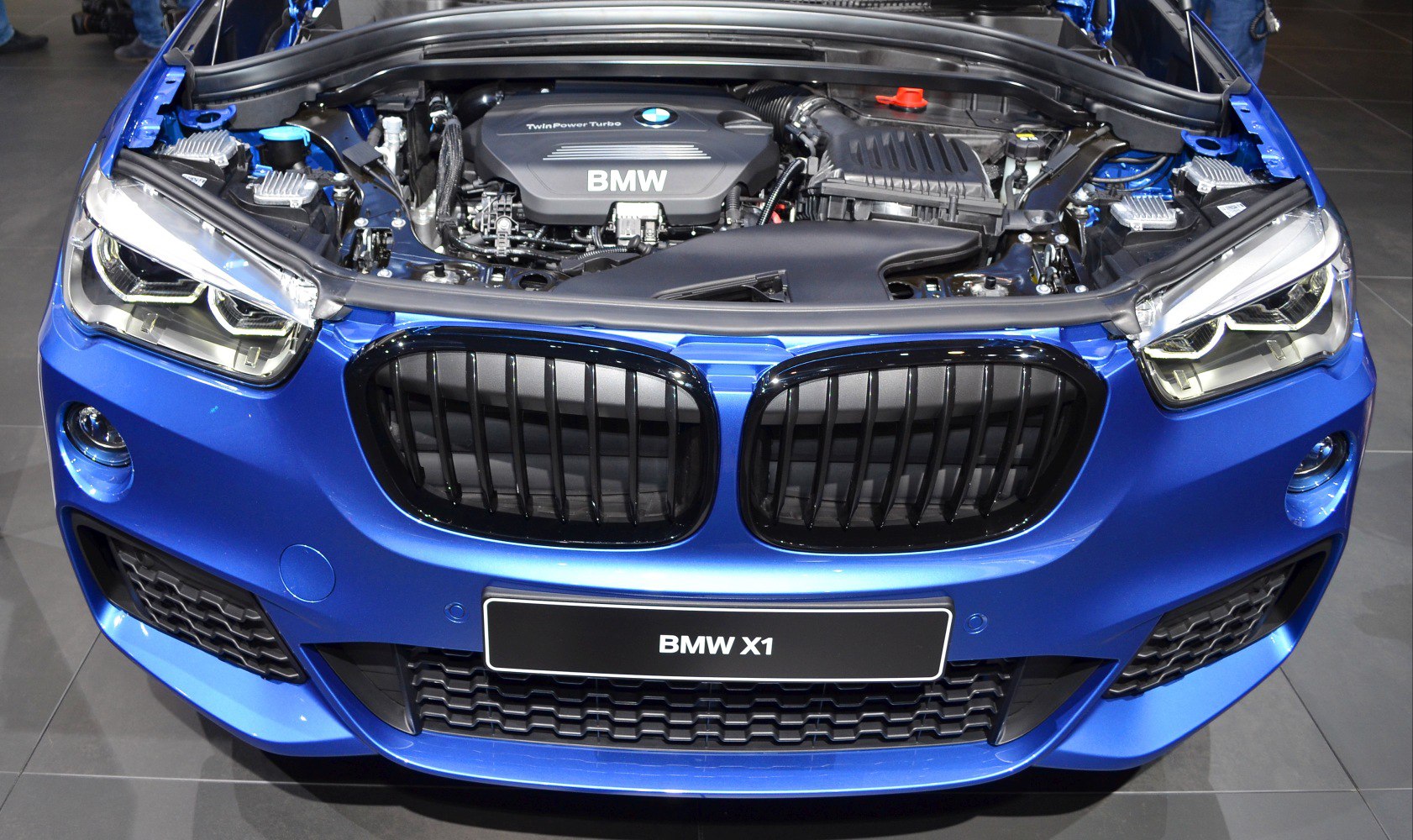 Front grille and engine bay with TwinPower Turbo
