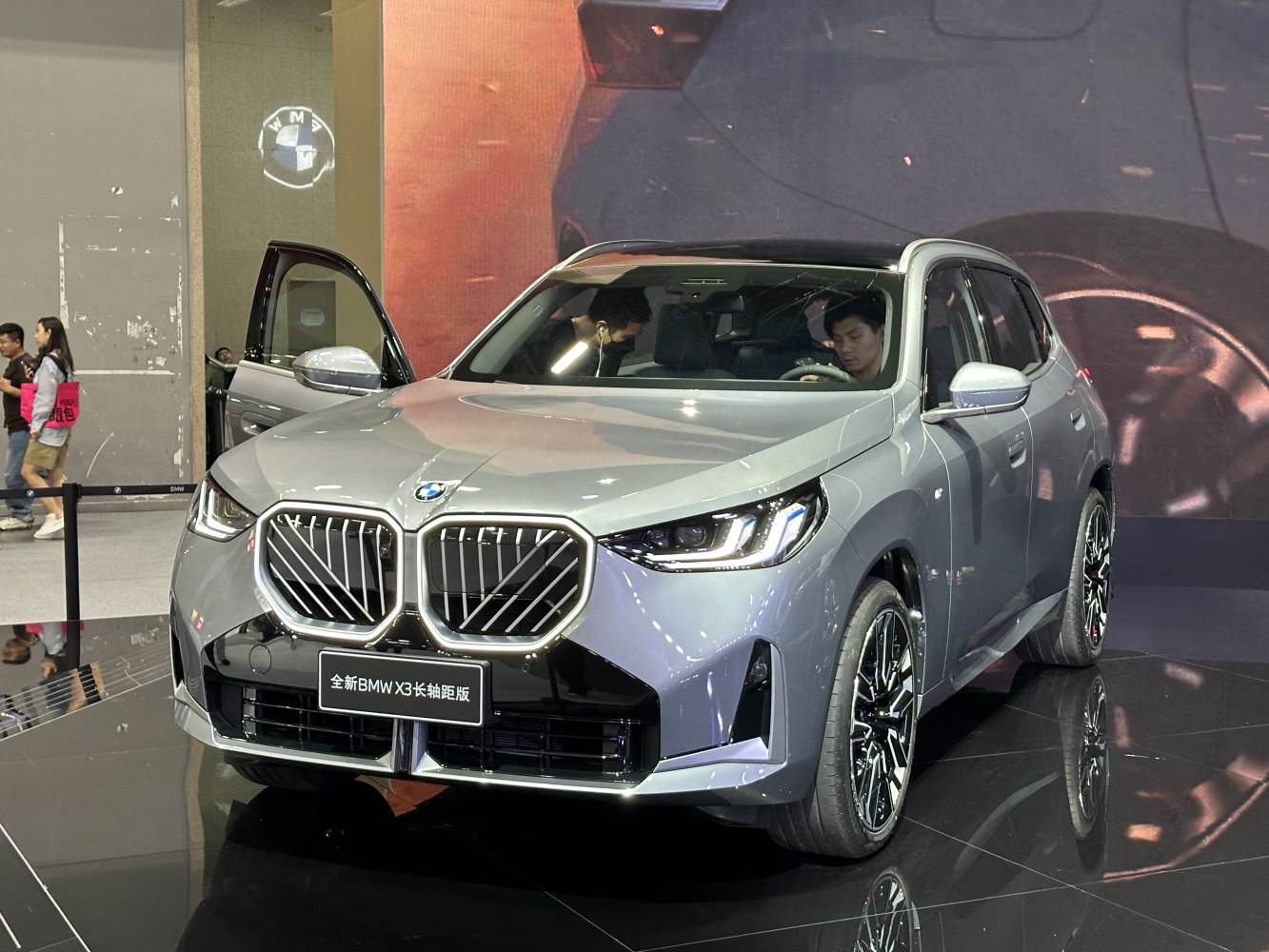 Bold kidney grille and LED headlights on front view