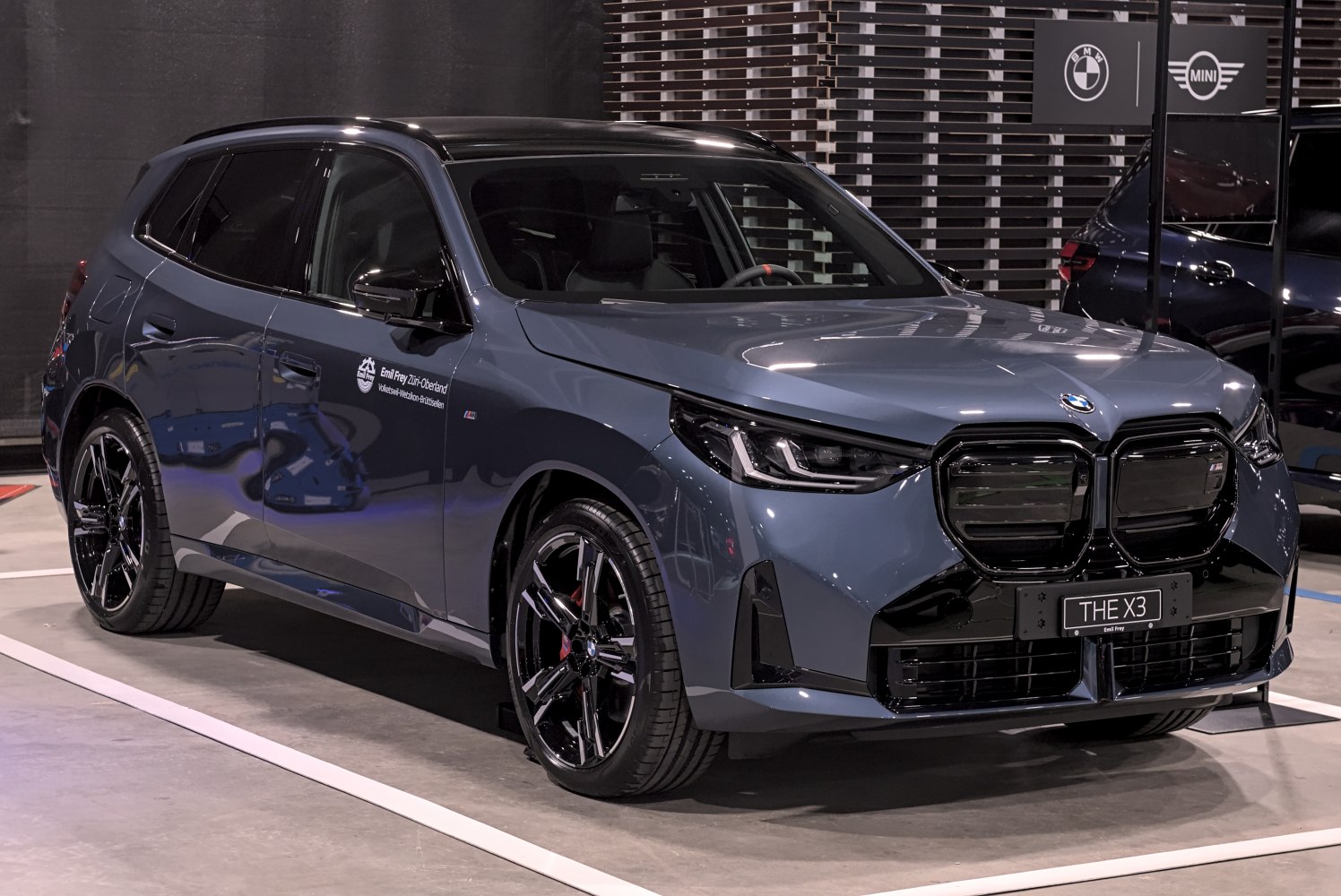 Front view of SUV with black kidney grille, LED headlights, and sporty black alloy wheels