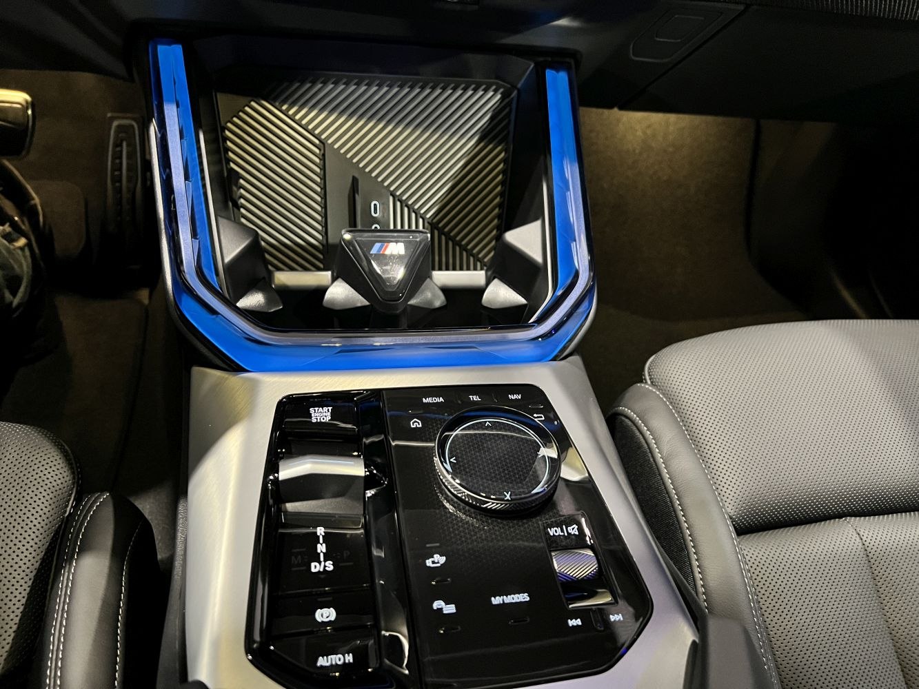 Center console with gear selector and control dial