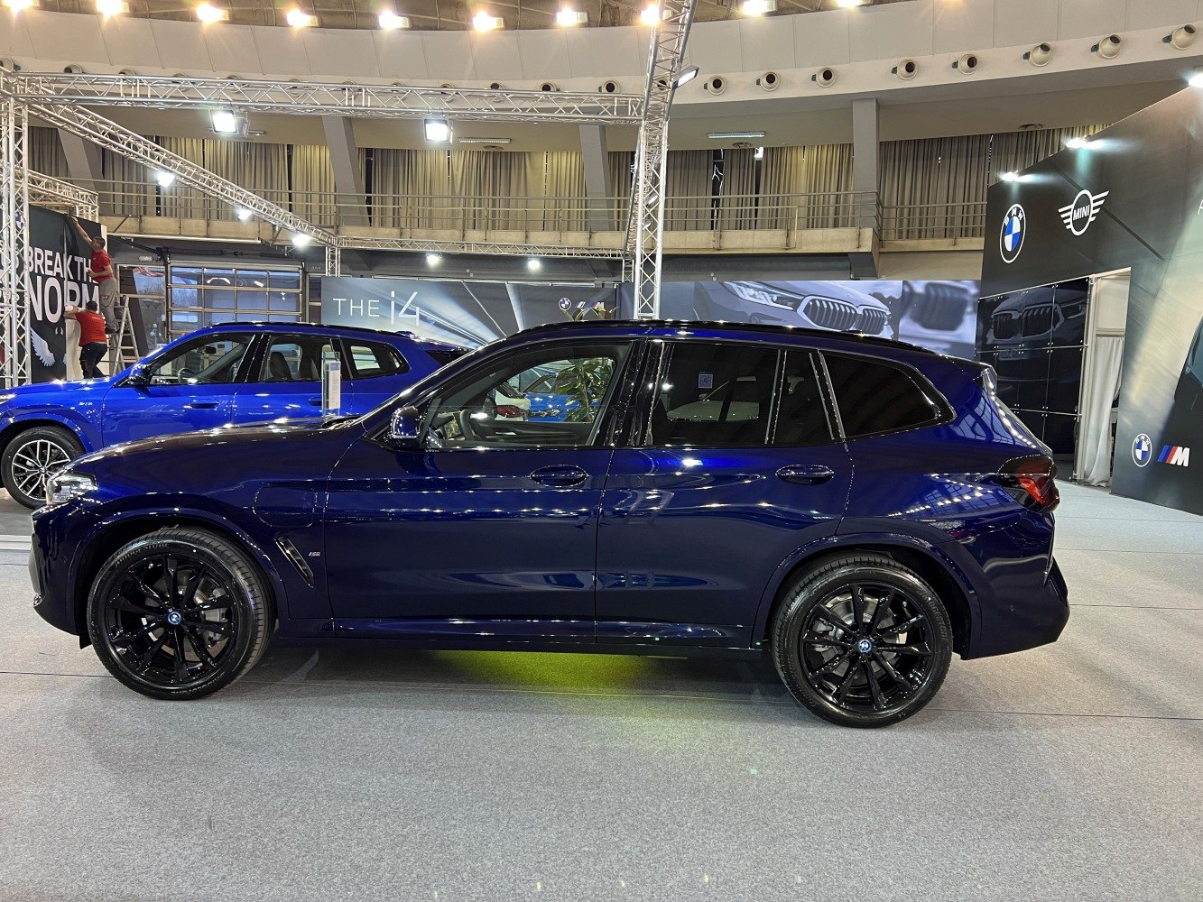 Side profile of an SUV with black multi-spoke alloy wheels.