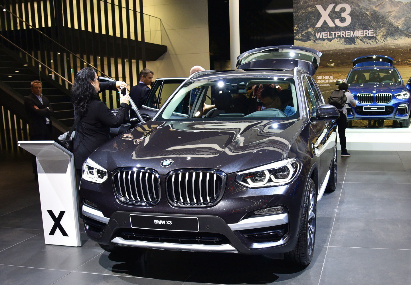 Front view with kidney grille and LED headlights