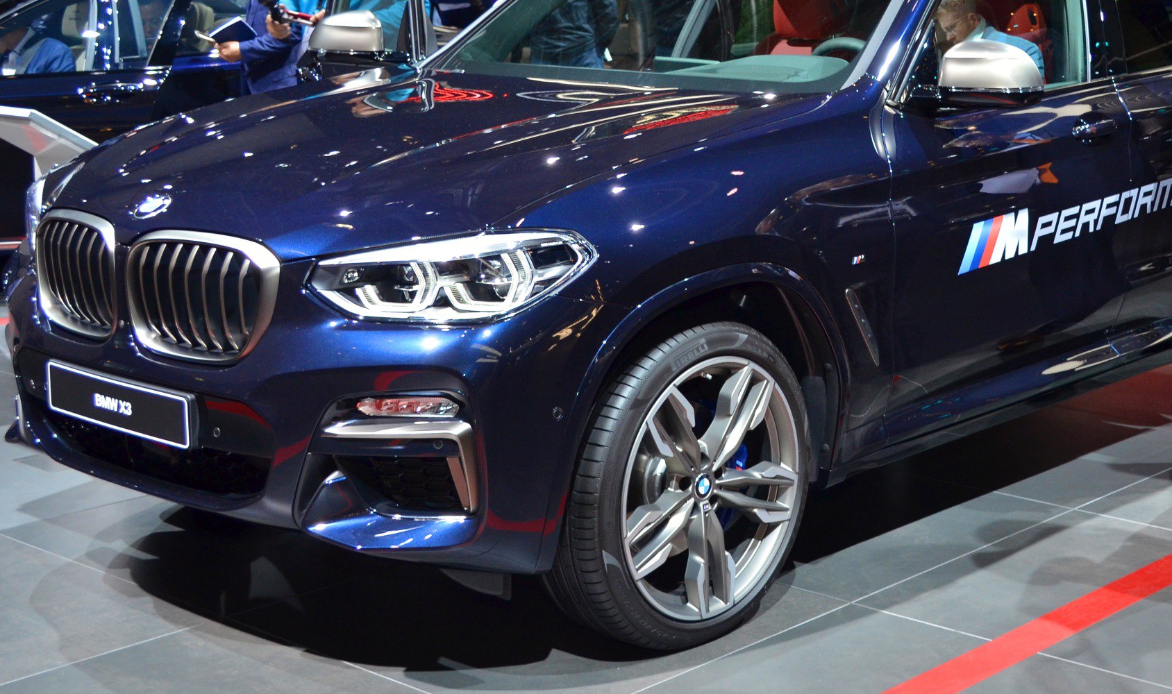 Front kidney grille, LED headlights, alloy wheel with M performance logo