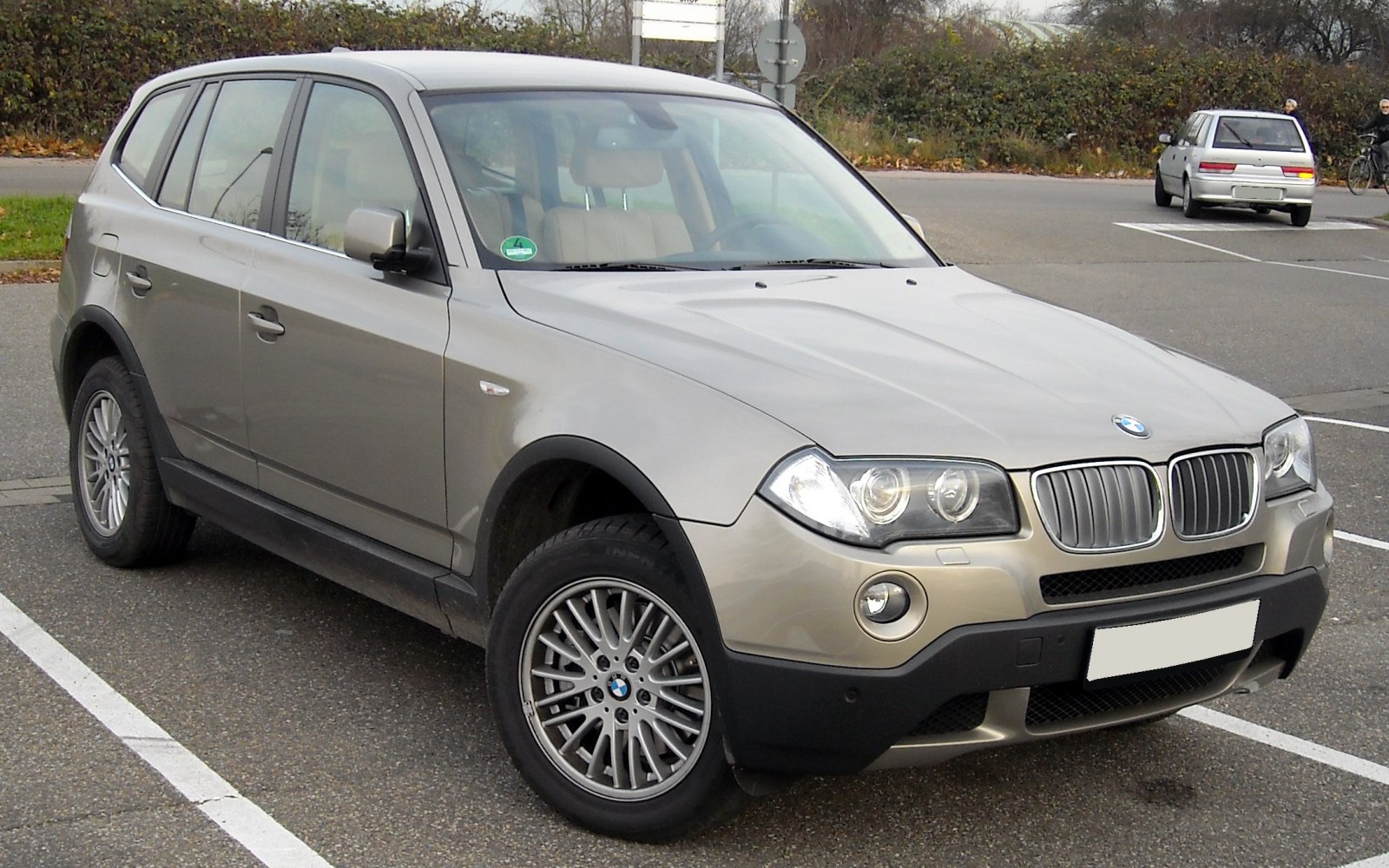 Front view of SUV with kidney grille and multi-spoke alloy wheels