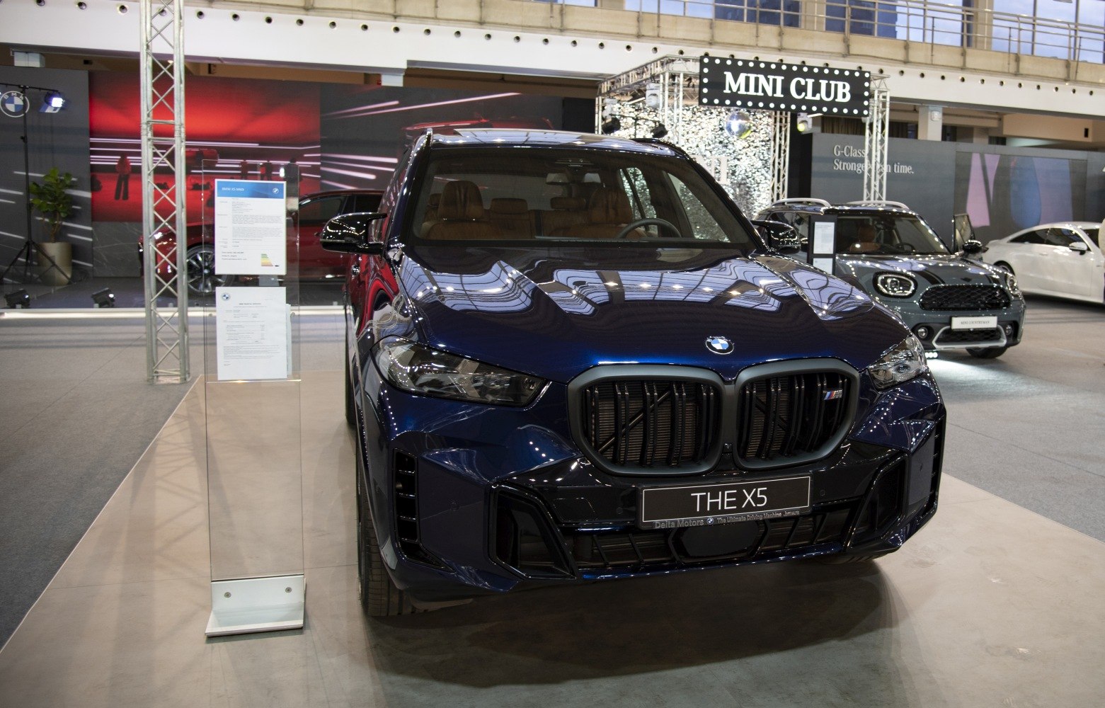 Front view with kidney grille and headlight design