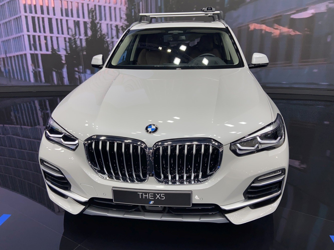 Front view with kidney grille and LED headlights