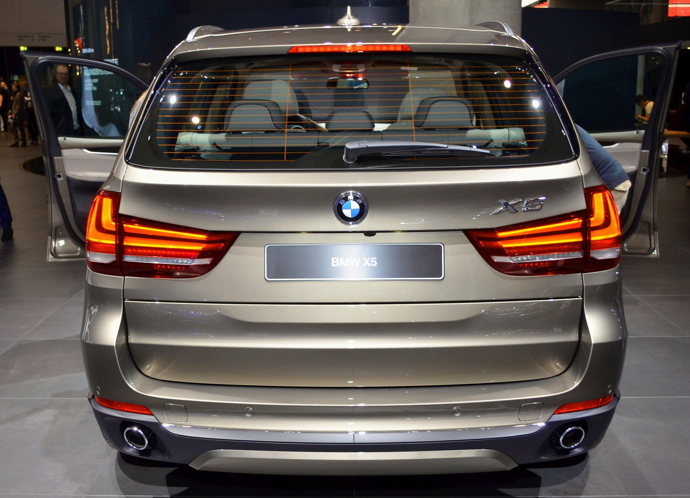 Rear view with LED taillights, dual exhausts, rear wiper and open doors