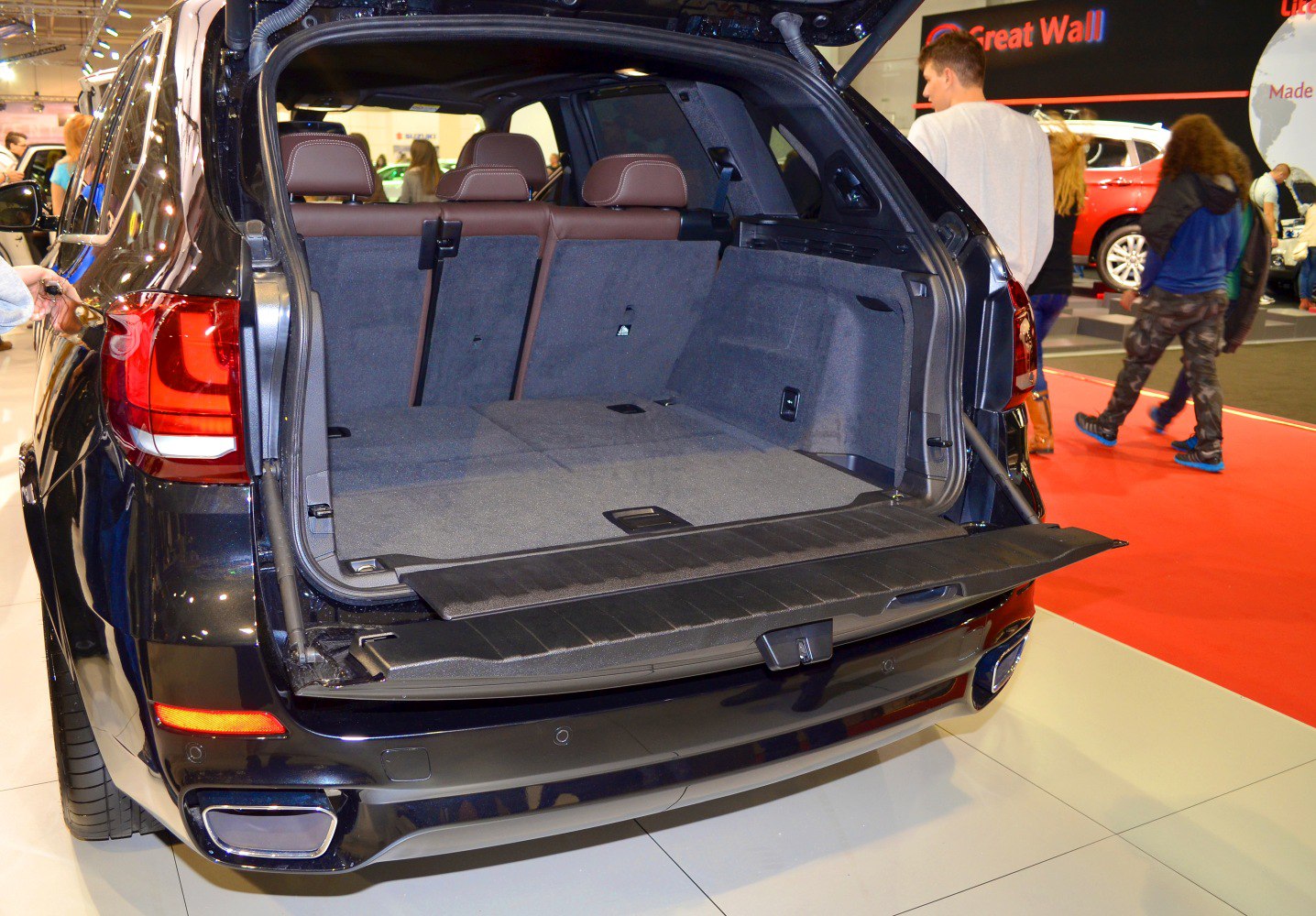 Open rear cargo space with split tailgate and foldable seats