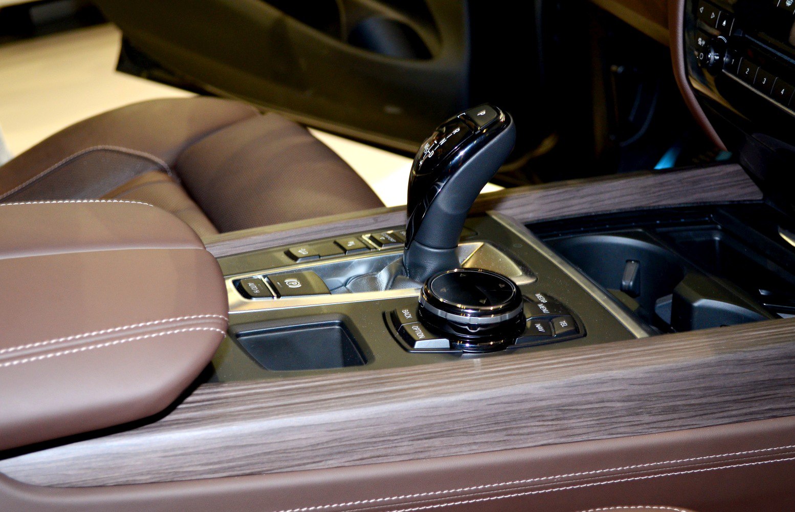 Gear shift lever and rotary control dial in premium leather and wood trim interior