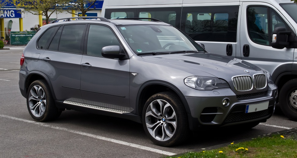 Facelift BMW X5 E70 LCI side view with alloy wheels and tinted windows