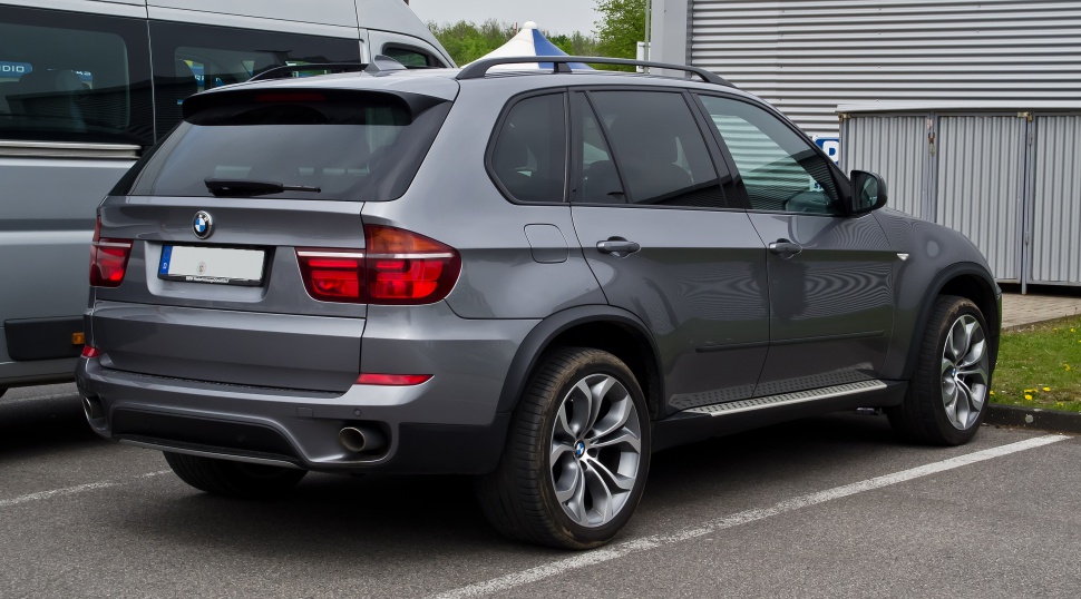 Rear side view of a mid-size SUV with alloy wheels and tinted windows