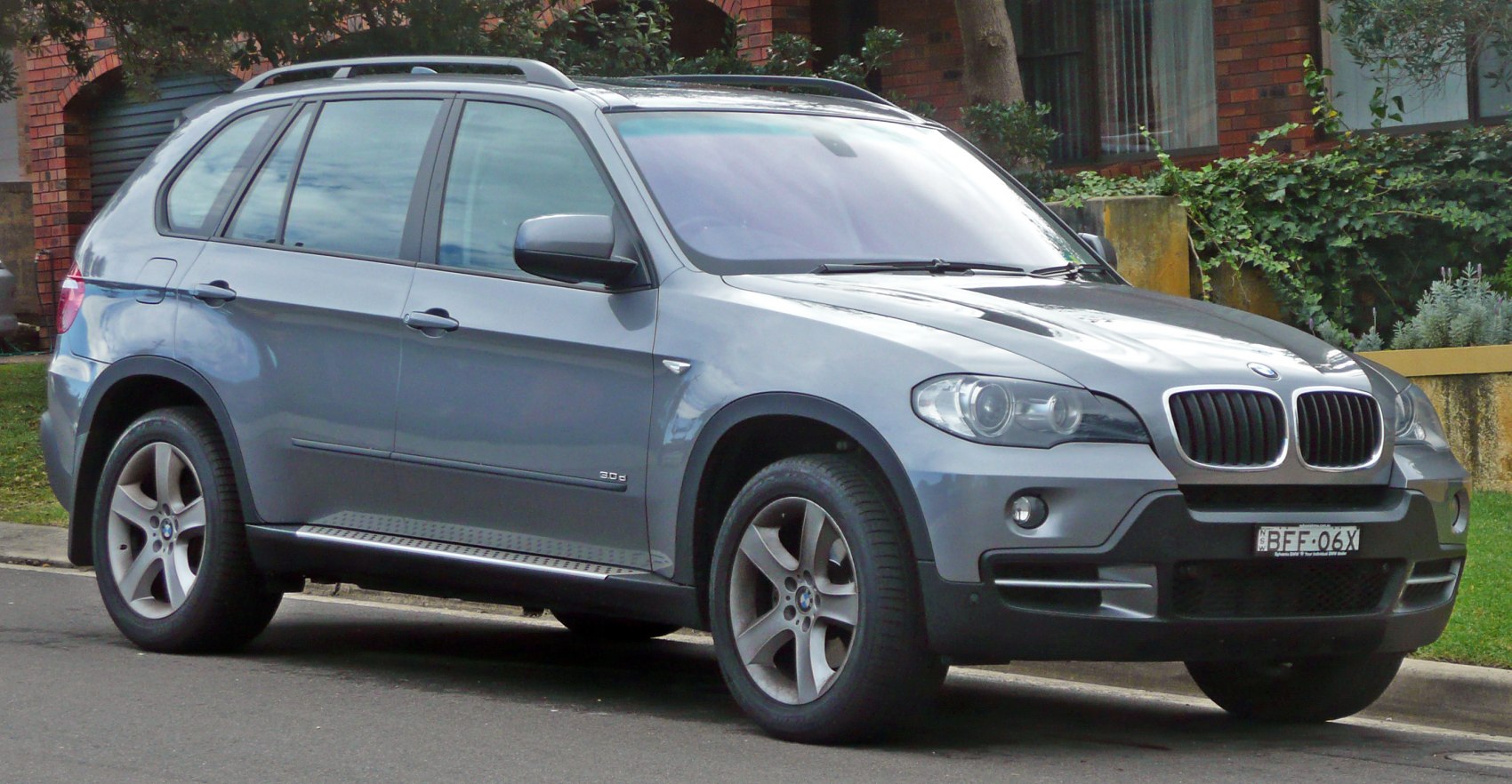 Front side view of an SUV with alloy wheels and kidney grille