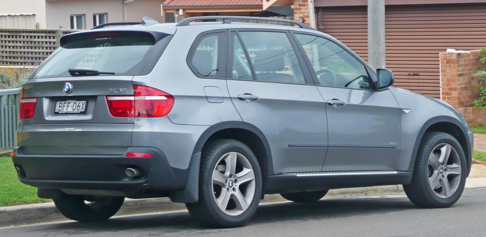 Rear and side view of mid-2000s SUV with alloy wheels and roof rails