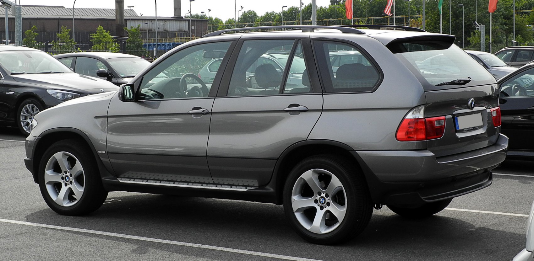 Side and rear profile of a silver SUV with five-spoke wheels and distinct taillights