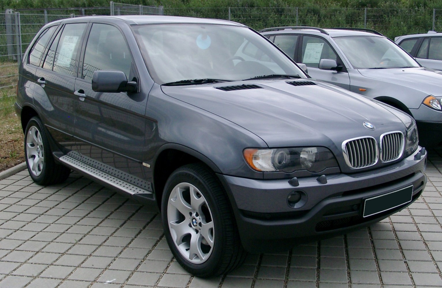SUV front-side view with kidney grilles and alloy wheels