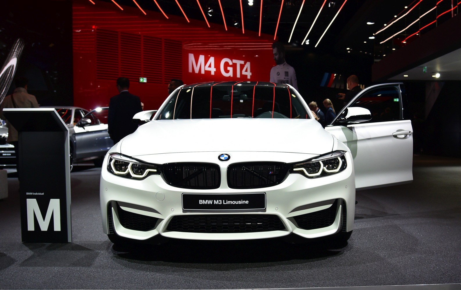 Front view with kidney grille and LED headlights