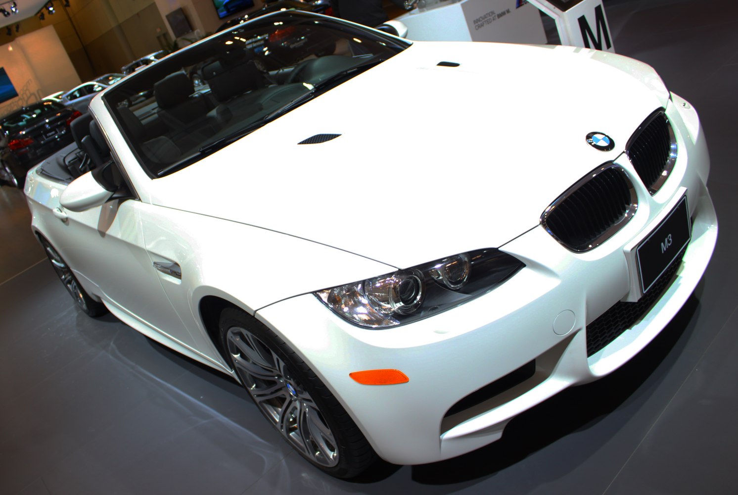 Convertible with open roof, kidney grille and sporty wheels
