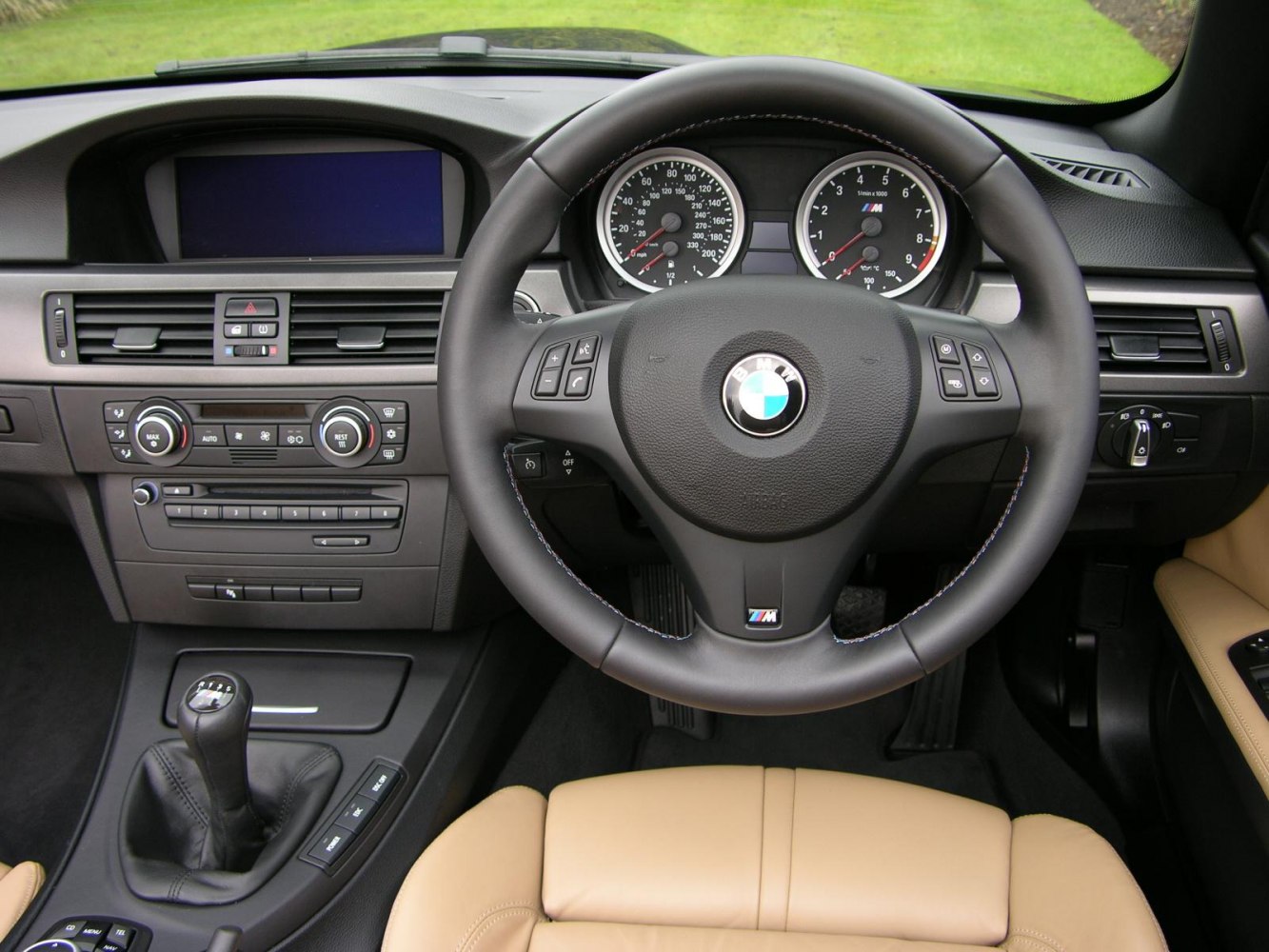 Interior with dashboard, manual gearbox, and multifunction steering wheel